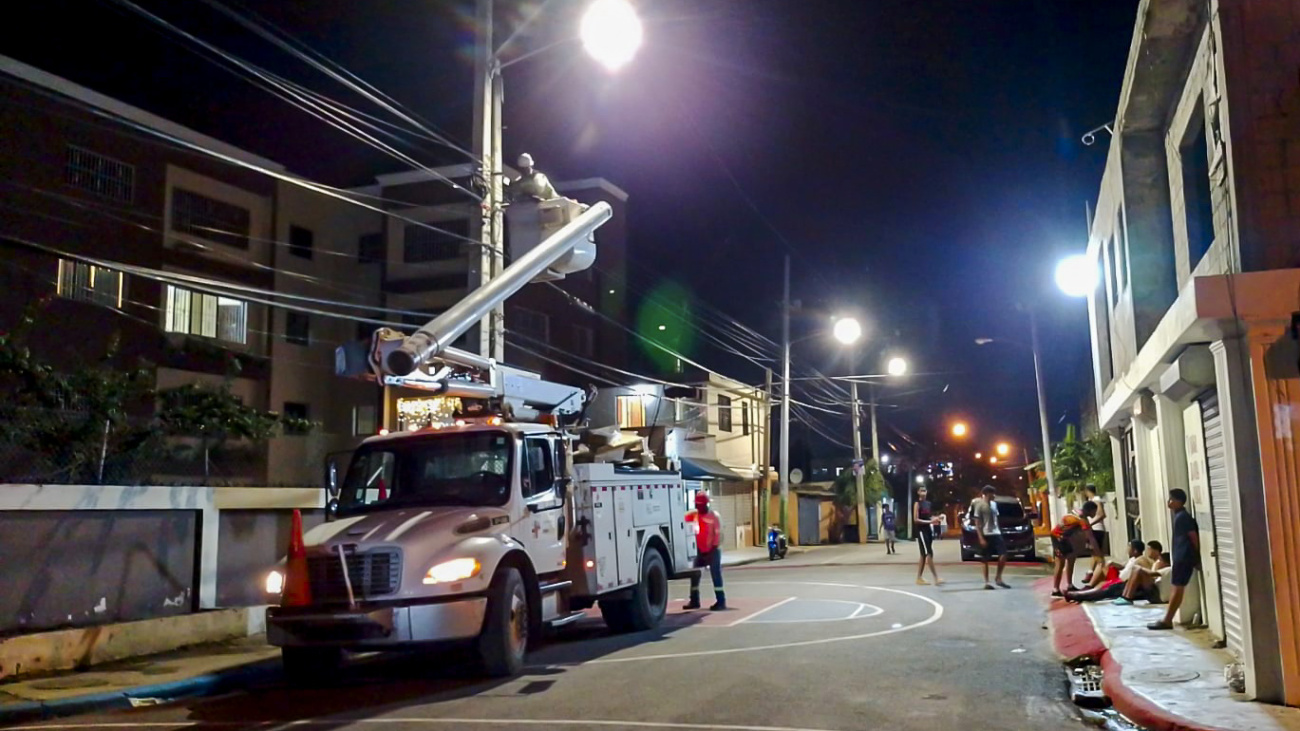 Edeeste ha instalado más 10,800 luminarias LED de 90 watts dentro del plan “Iluminado el país ” que ejecuta el Gobiernox