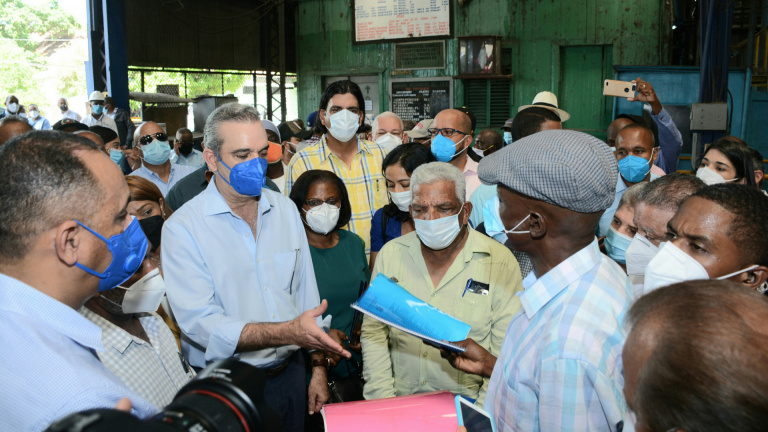 Luis Abinader en SPM con cañeros