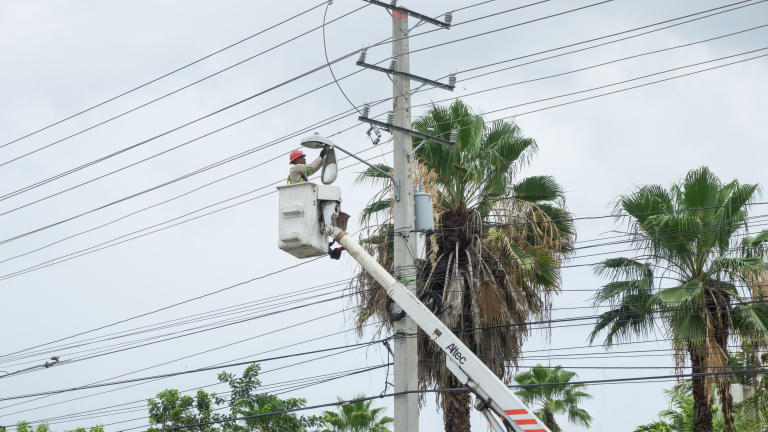 EDEESTE realiza trabajos de iluminación en San Luis, SDE