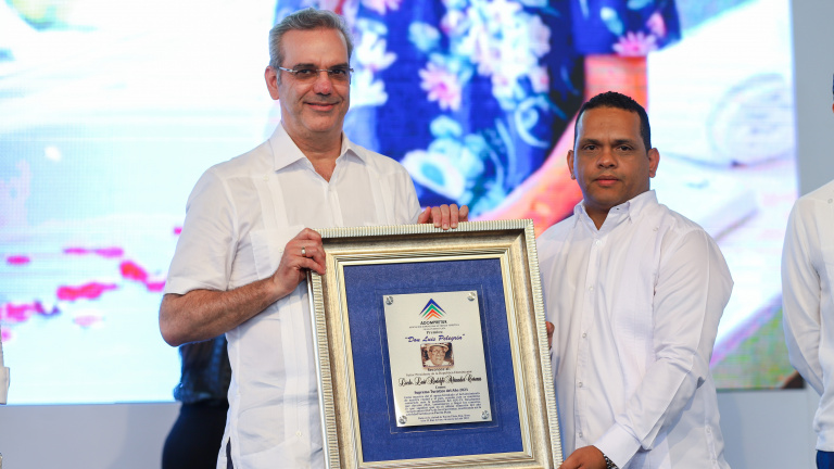 Presidente Abinader recibe reconocimiento de ADOMPRETUR por apoyo al turismo en la Pandemia del COVID-19