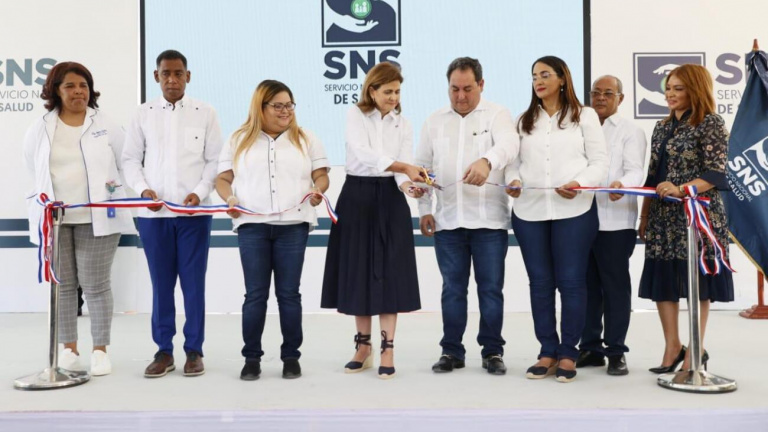 Vicepresidenta entrega dos hospitales en Azua 