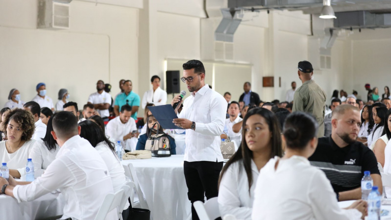 Joven de SFM en encuentro con Presidente Abinader