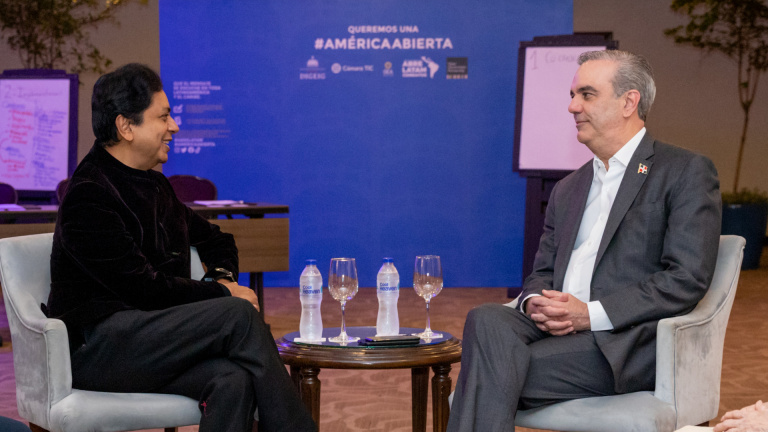 Presidente Abinader y Sanjay Pradhan en el Foro América Abierta