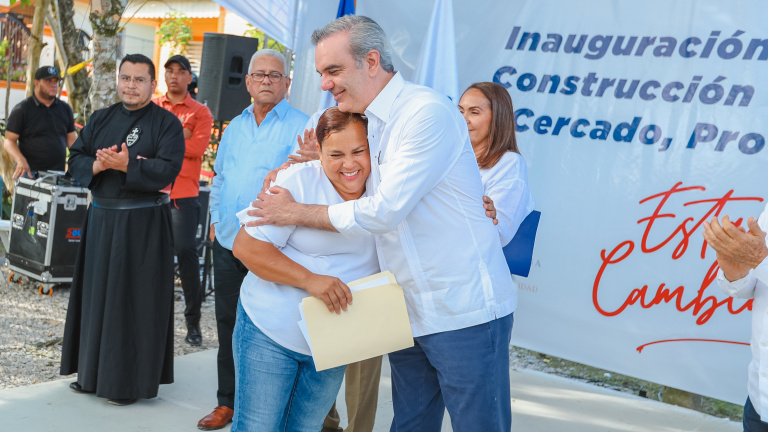 Presidente Abinader entrega 11 viviendas en SFM