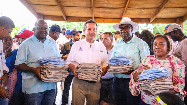 Ministro de Industria y Comercio encabeza jornada solidaria en La Romana