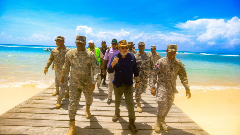 Ministro de Medio Ambiente supervisa Isla Saona