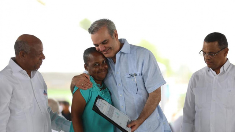 Presidente Abinader acto de entrega Villa Central de Barahona