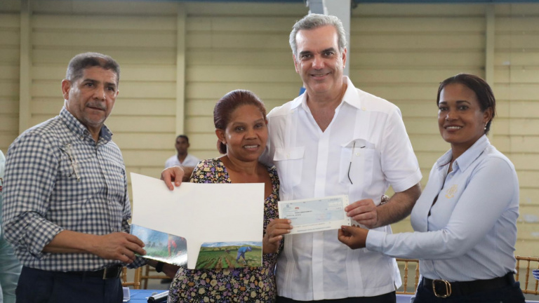 Presidente Abinader en la segunda entrega de cheques a productores 