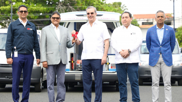 presidente entrega 58 vehículos al SNS