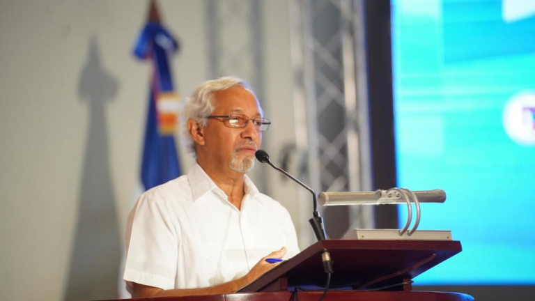 Ministro de Educación Ángel Hernández 