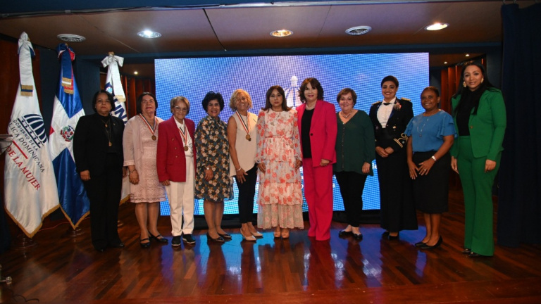 Mujeres meritorias en libros y documentales