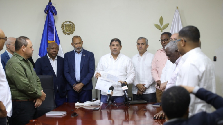 Gobierno entrega RD 60 millones a asociaciones productoras de ajo en Constanza 