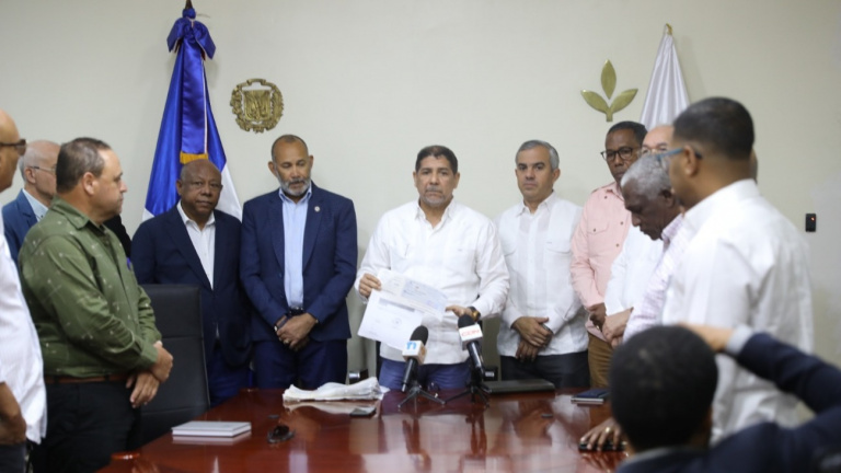 Gobierno entrega RD 60 millones a asociaciones productoras de ajo en Constanza 