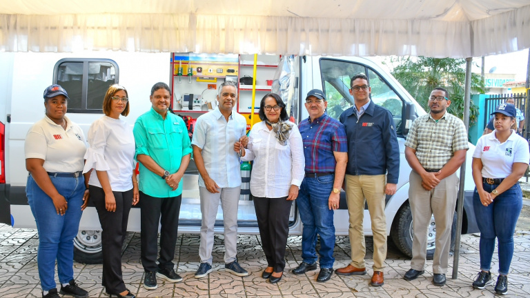 Gobierno entrega dos ambulancias y un autobús escolar en la provincia Hato Mayor