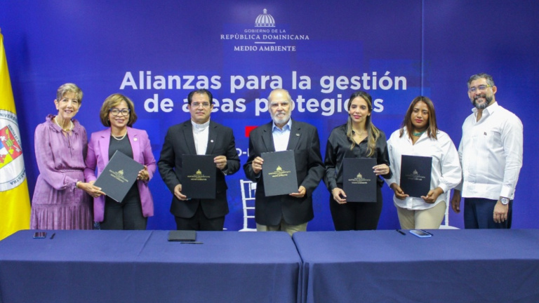 Medio Ambiente firma acuerdo de comanejo para la gestión del Refugio de Vida Silvestre Bahía de Luperón