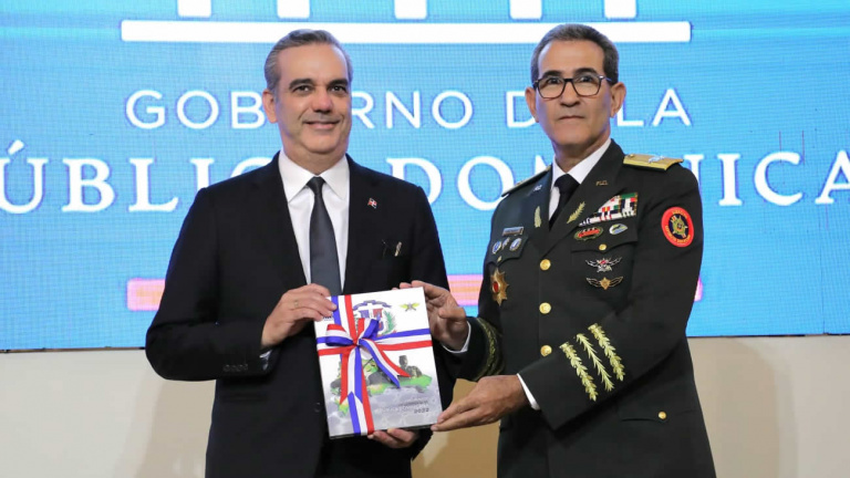 Presidente Abinader recibe el libro