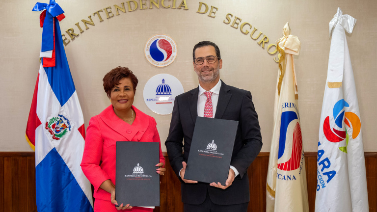 SUPERINTENDENCIA DE SEGUROS Y CÁMARA DE COMERCIO DE SANTO DOMINGO FIRMAN ACUERDO 