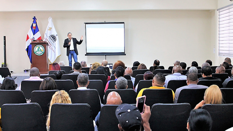 Conferencia “Desafíos de la Ley de Ordenamiento Territorial en Santo Domingo Oeste”