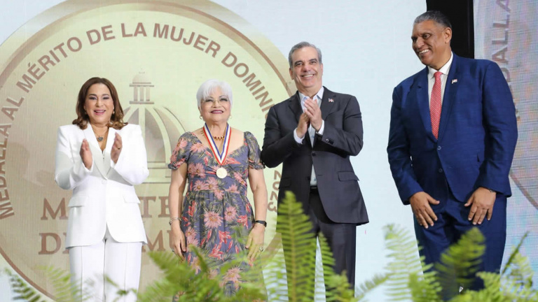 Presidente Abinader entrega medallas al merito mujer