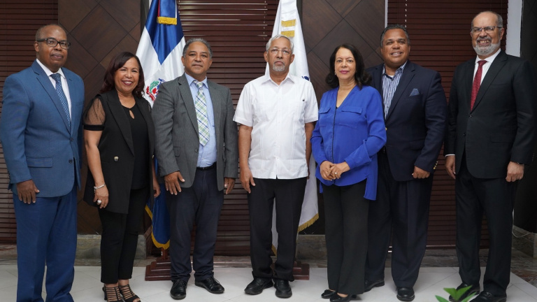 Ministro junto a periodistas galardonado