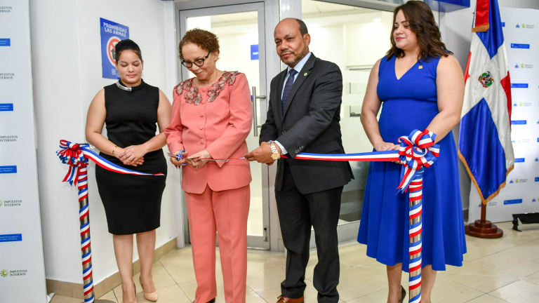 Corte de cinta de la inauguración 