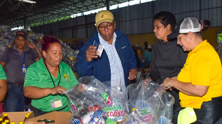 Comedores Económicos realiza vasto operativo para llevar alimentos crudos y cocidos a zonas afectadas por la tormenta Franklin.