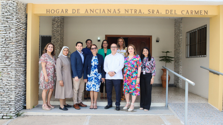 Santo Domingo.- La Administradora de Fondos de Pensiones Popular (AFP Popular) donó 36 camas a los hogares de ancianos que forman parte del proyecto “Mejora de la Calidad de Vida de la Población Adulta Mayor”, una alianza público – privada impulsada por el Consejo Nacional de la Persona Envejeciente (CONAPE), con el apoyo técnico del Fondo de Población de las Naciones Unidas (UNFPA), como agencia ejecutora.