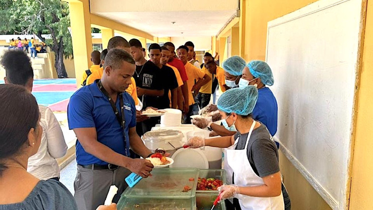 Por primera vez, estudiantes de PREPARA empiezan a recibir alimentación escolar los fines de semana