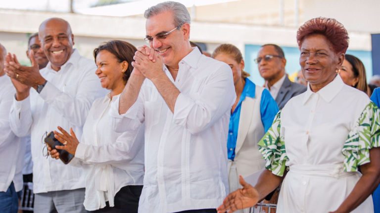 Presidente Abinader inaugura centro UASD en Monte Plata, y en San Luis entrega 200 apartamentos y el asfaltado de calles, aceras y contenes