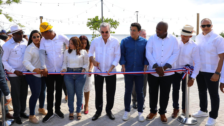 Presidente Abinader inaugura nuevo malecón de Caleta, en La Romana