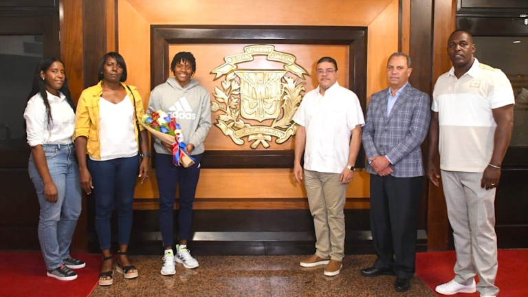 Ministro de Deportes encabeza recibimiento a Marileidy Paulino, dominicana campeona del mundo en los 400 metros planos