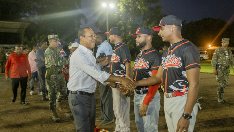 Edesur ilumina el estadio de softbol de la Primera Brigada del Ejército