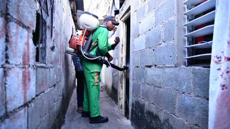 Ministerio de Salud Pública continúa desarrollando amplio operativo ante casos de dengue en Santo Domingo Norte 