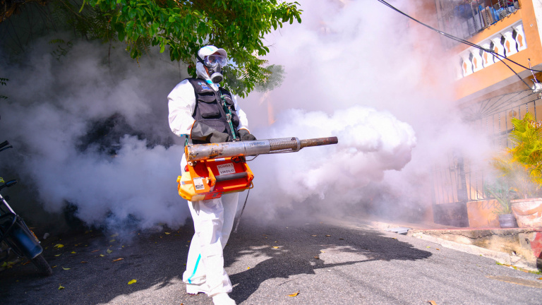 Ministerio de Salud continúa reforzando acciones contra dengue y pide a la población eliminar de manera permanente criaderos de mosquitos de sus entornos  