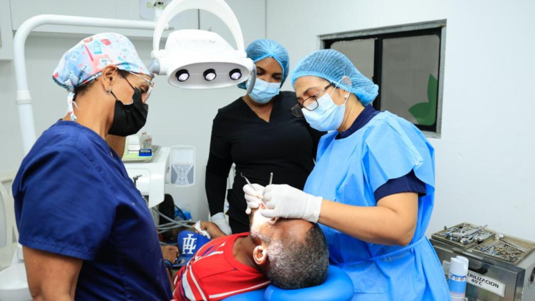 SNS llega a Salcedo con jornada de salud en Mes de la Concientización del Cáncer de Próstata