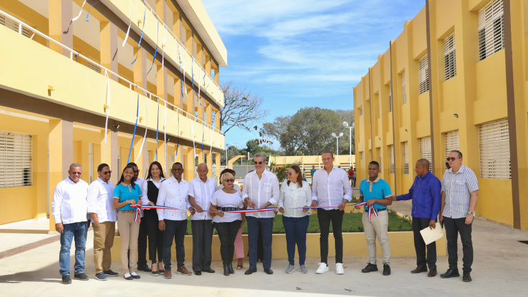 Presidente Abinader durante la inauguración de la escuela