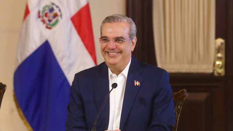 Presidente Abinader reunido en Palacio