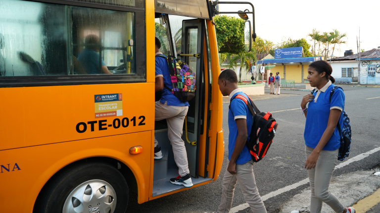 estudiantes en autobus trae