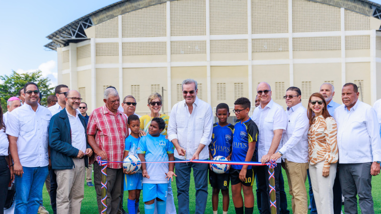 Presidente Abinader inagura campu de futbol