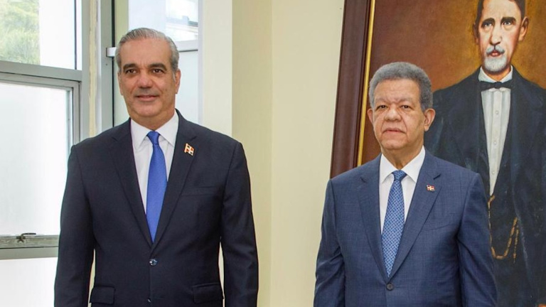 Presidente Luis Abinader junto al ex presidente Leonel Fernandez