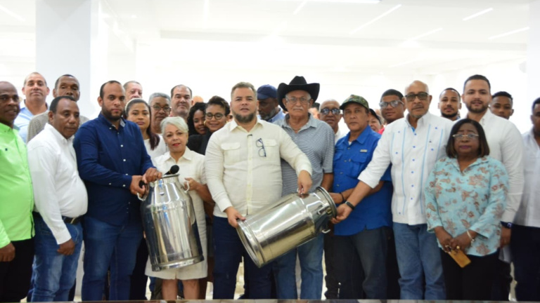 Santo Domingo.- En el marco de la conmemoración del Día Mundial de la Leche, este lunes 1 de junio, el Fondo Especial para el Desarrollo Agropecuario (FEDA), dirigido por Hecmilio Galván, presentó los resultados del Programa para la Adaptación de la Ganadería Lechera Dominicana al Cambio Climático y la Mitigación de sus Efectos sobre el Medio Ambiente, Ganadería Verde, una iniciativa que ha beneficiado a 2,500 productores en todo el territorio nacional.