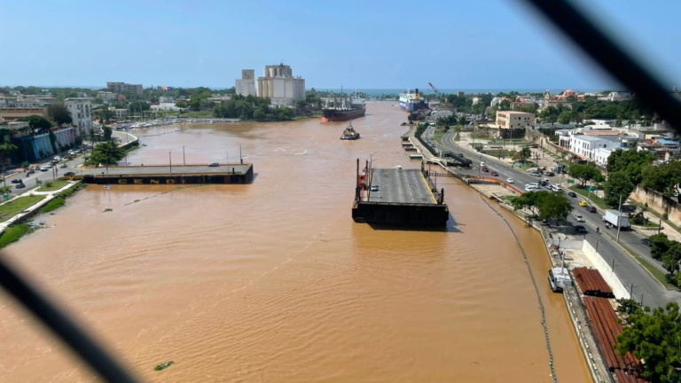 Puente Flotante abierto